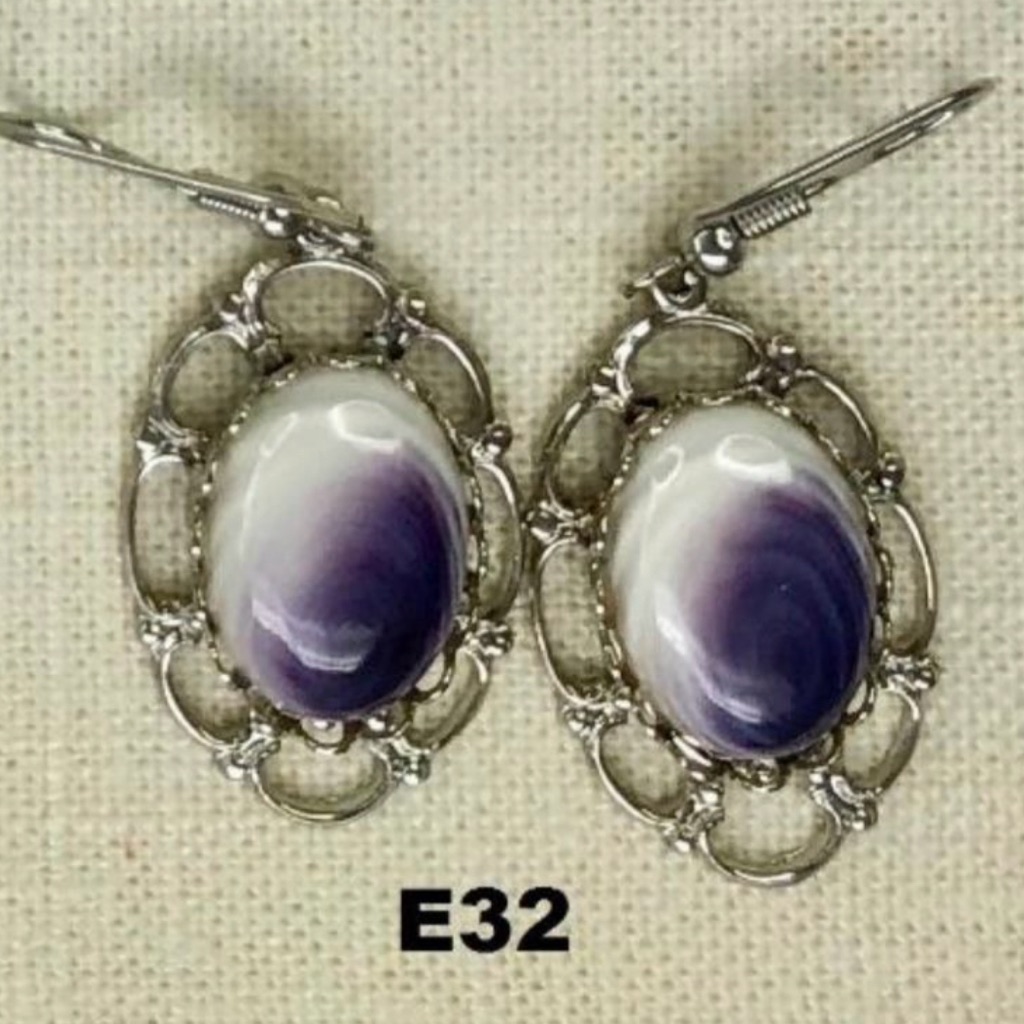 E32 Oval W/Loop Border Wampum Earrings Costume Jewelry Purple Quahog Shell E32